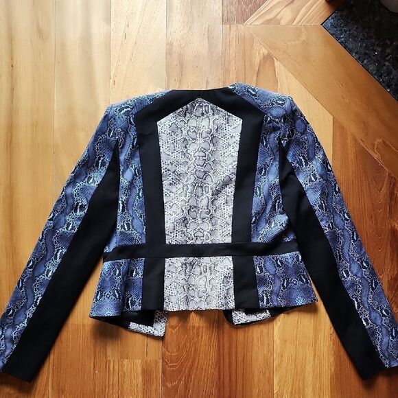 BCBGMaxAzria Blue and Black Snake Print Blazer- Women's Size Medium (NWT) - Picture 4 of 6